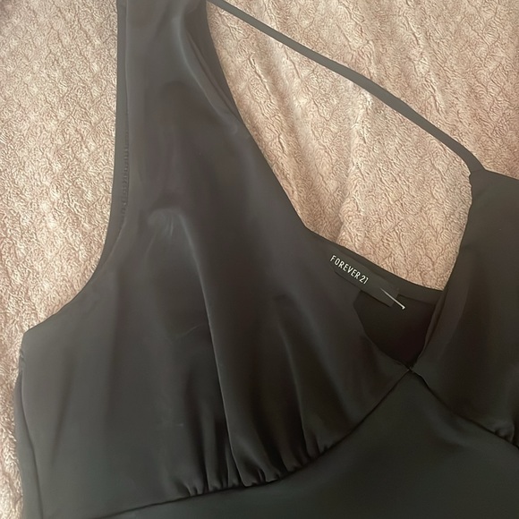 NWOT Forever 21 cutout one shoulder crop top in size medium - Picture 3 of 5